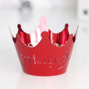 Vista macro della corona rossa per cupcake con scritte princess e motivi a stella intagliati