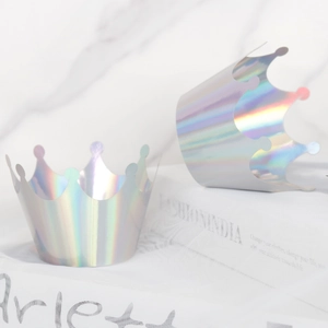 Gros plan sur des contours de cupcakes en forme de couronne argentée holographique