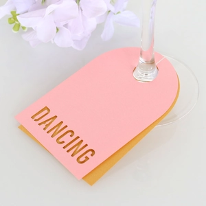 Marque-places roses et dorés pour verres à vin avec lettrage Dancing pour décor de fête