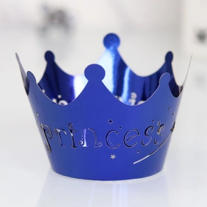 Dettaglio corona principessa blu metallizzato con intagli a stella e scritta cava