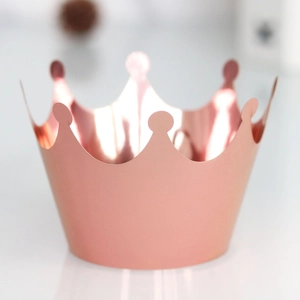 Gros plan de contour de cupcake couronne or rose avec finition métallique réfléchissante