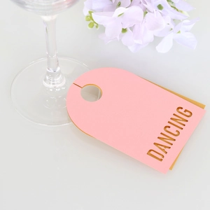 Vue détaillée du marque-place en papier rose découpé au laser pour verres à vin