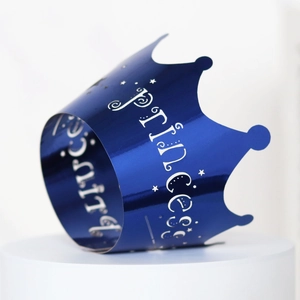 Dettaglio di una corona per feste in carta blu lucida con scritta Princess bianca e stelle