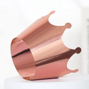 Vue détaillée d'une couronne en papier miroir or rose pour décoration de gâteau de bébé
