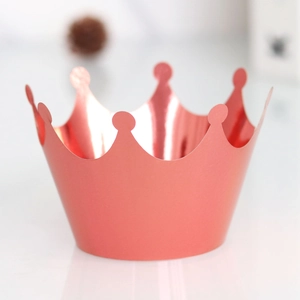 Détail de la couronne en papier rose métallisé avec bords festonnés pour gâteau d'anniversaire