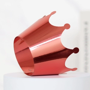 Vue détaillée du dessus de gâteau couronne or rose avec miroir poli et bords élégants