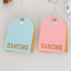 Détail de marque-places dansants rose et bleu sur pied de verre pour table de fête