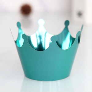 Détail de la décoration de cupcake couronne vert sarcelle avec finition miroir