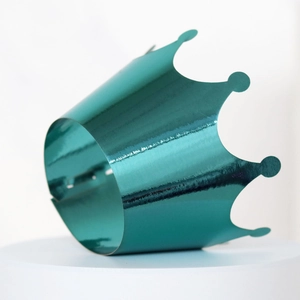 Gros plan sur le contour de cupcake couronne bleu sarcelle avec finition miroir brillant