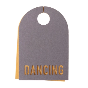 Détail de la carte de place bicolore avec lettrage évidé Dancing pour décoration de fête