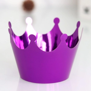 Gros plan d'un contour de cupcake couronne violette avec finition métallique brillante
