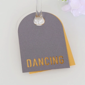 Détail de la carte de place Dancing découpée au laser pour verre à pied lors de soirées