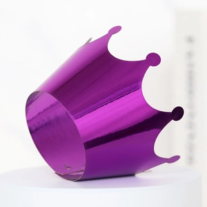 Détail d'un contour de gâteau couronne violet métallisé brillant pour fête d'anniversaire