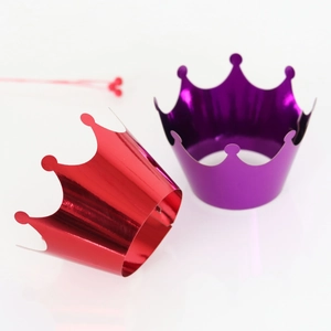 Détail des décorations de cupcakes couronne métalliques rouge et violet à cinq points