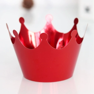 Détail d'une couronne rouge effet miroir pour décoration de gâteau d'anniversaire
