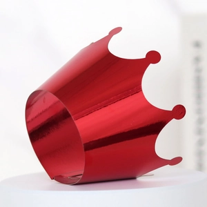 Vue macro d'une décoration de cupcake couronne rouge miroir pour premier anniversaire
