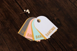 Marque-places multicolores avec lettrage ajouré Dancing sur fond en bois brun