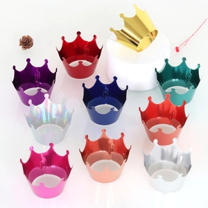 Détail de contours de cupcakes couronne métallisés en or, argent et couleurs irisées