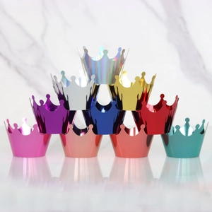 Détail de caissettes à cupcakes couronne laser colorées avec effet miroir brillant