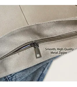 Détail de la fermeture éclair en métal argenté sur un sac seau en toile élégant