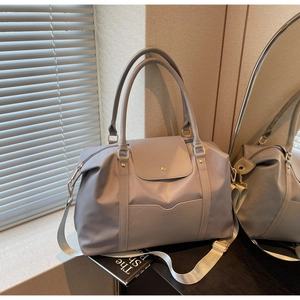 Grand sac cabas gris-mauve avec rabat en cuir et large bandoulière réglable chic