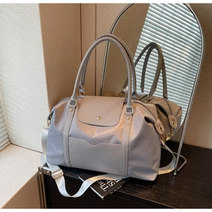 Détail du grand sac cabas violet en nylon imperméable avec garniture en cuir et boucles