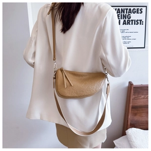 Detail van kaki halvemaanvormige crossbodytas met geplooide textuur en brede riem