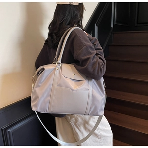 Détails macro du grand sac cabas lavande en nylon résistant à l'eau et poignées en cuir