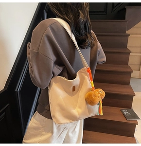 Sac seau chic en toile beige avec nœud de corde orange et breloque en peluche