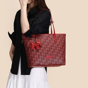 Detail der roten Jacquard-Tasche mit Ruyi-Wolkenmuster und niedlichem Hundeanhänger