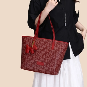 Rote Jacquard-Tragetasche mit edlem Markenlogo und niedlichem Hundeanhänger-Detail