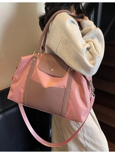 Grand sac fourre-tout rose avec garniture en cuir PU marron et bandoulière sur modèle