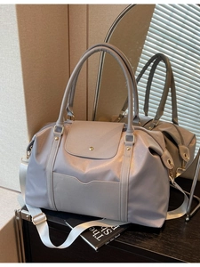 Grand sac fourre-tout gris en nylon imperméable avec détails cuir et bandoulière réglable