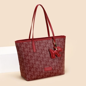 Detailaufnahme der Jacquard-Tasche mit Retro-Wolkenmuster und Leder-Hund-Anhänger