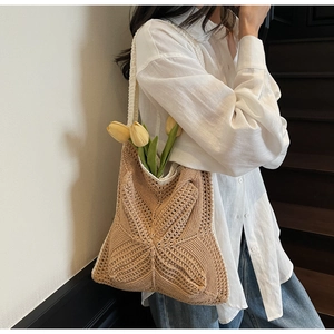 Detail der khakifarbene Häkeltasche mit strukturiertem Strickmuster und Quasten