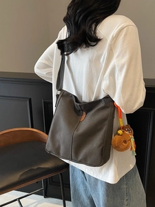 Sac seau chic en toile gris foncé pour femme avec charm ours et bandoulière réglable