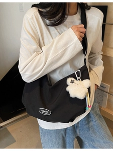 Borsa tote nera di grande capacità con ciondolo a stella in peluche bianco per donna