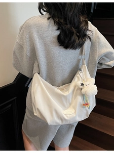 Grande borsa shopper bianca minimalista con ciondolo a orsetto e tessuto strutturato