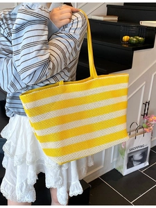 Borsa tote in maglia a righe gialle e bianche con trama intrecciata per l'estate