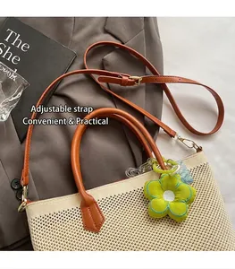 Détails du sac cabas tissé beige avec anses en cuir marron et bandoulière réglable