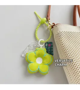 Détail d'un bijou de sac fleur verte avec chaîne acrylique sur un cabas tissé