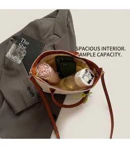 Vue de dessus du sac fourre-tout tissé montrant l'espace pour parapluie et mobiles