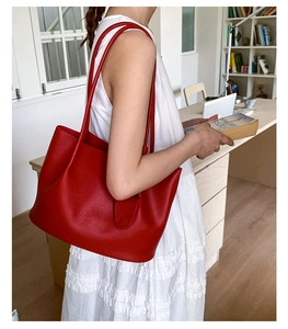Detailansicht der roten Tote-Tasche aus Leder mit feiner Textur und Schnallendetail