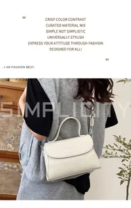 Détail du petit sac carré crème en cuir texturé litchi avec poignée supérieure incurvée