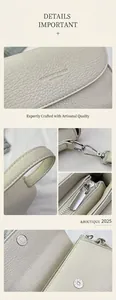 Vue détaillée du sac en cuir grainé beige montrant le fermoir magnétique et la couture