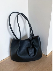 Minimalistische schwarze Shopper-Tasche aus Leder mit feiner Litschi-Maserung für Damen
