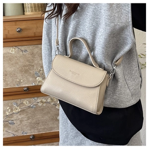 Sac bandoulière beige en similicuir grainé avec bandoulière réglable et poignée