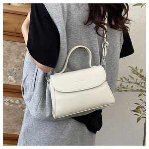 Vue détaillée du sac bandoulière en cuir beige grainé avec poignée et sangle