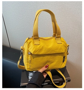 Détail macro du tissu en nylon jaune imperméable et fermeture éclair sur le sac décontracté