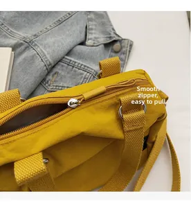 Gros plan détaillé de la fermeture éclair en métal lisse sur le sac en nylon jaune